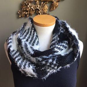 NWOT Steve Madden Infinity Scarf